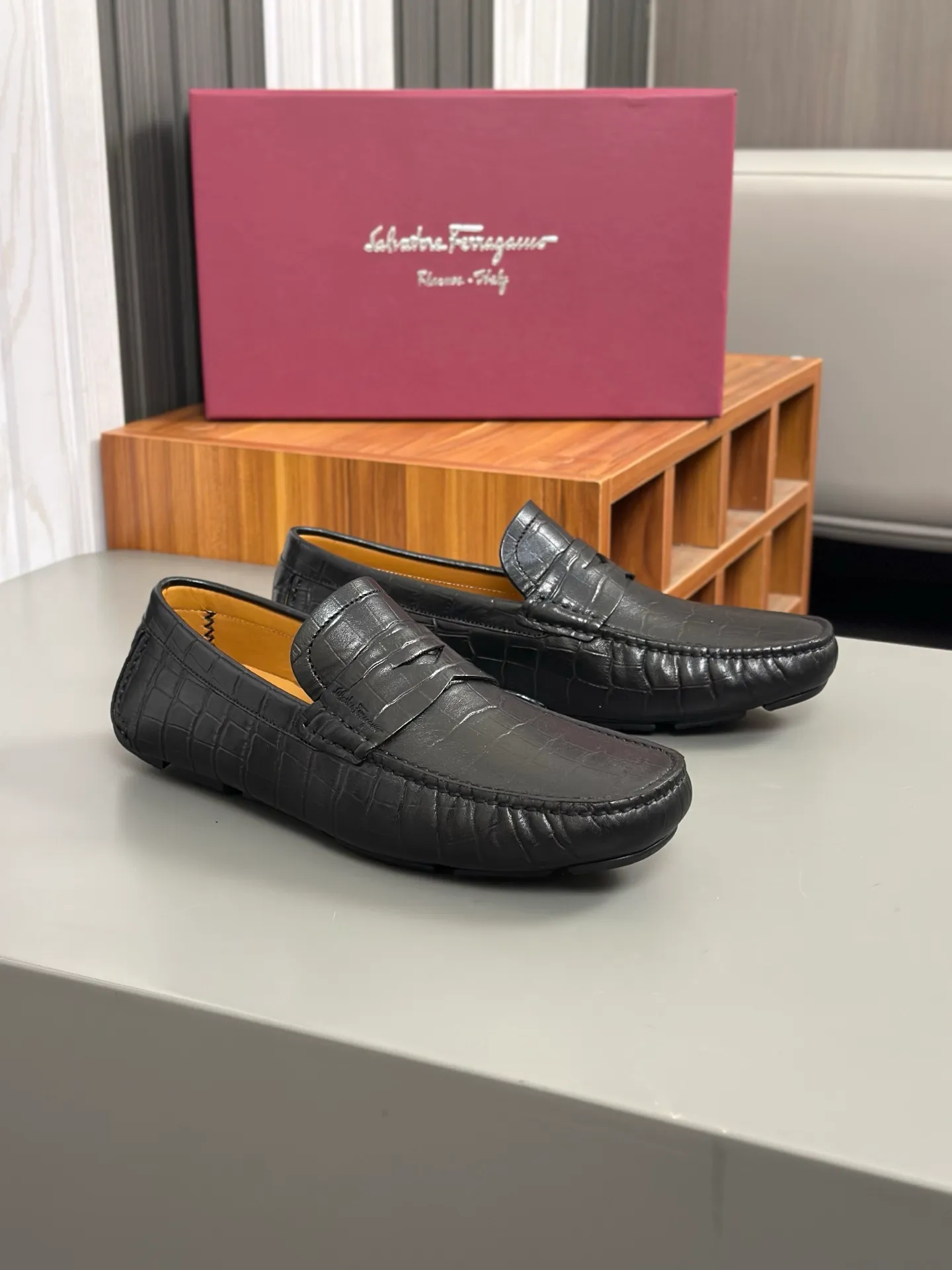 Batch 840, original order quality, new counter model, Ferragamo handmade men's driving shoes, bean shoes, slip-on shoes, lazy shoes, exquisite hand-stitching, workmanship details comparable to counters, original rubber outsole, imported cowhide from Italy, pressed water corrugated water-dyed cowhide lining, 39-44 large quantities in stock (38, 45 custom-made, non-refundable)